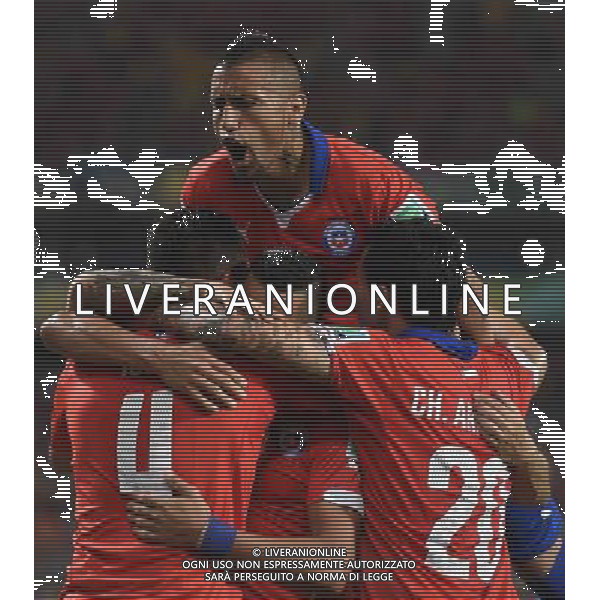 (140613) -- CUIABA, June 13, 2014 () -- Chile\'s Alexis Sanchez (C, below) celebrates with teammates during a Group B match between Chile and Australia of 2014 FIFA World Cup in the Arena Pantanal Stadium in Cuiaba, Brazil, June 13, 2014. (/Liu Dawei)(pcy) ©photoshot/Agenzia Aldo Liverani sas - ITALY ONLY - EDITORIAL USE ONLY - Cile v Australia partita del Gruppo B Coppa del mondo FIFA World Cup nel Pantanal stadio Arena di Cuiaba, Brasile, 13 giugno 2014