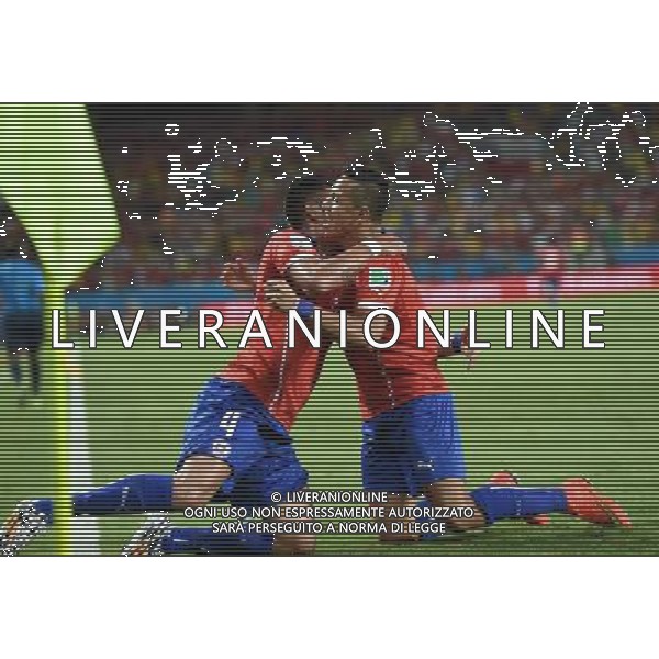 (140613) -- CUIABA, June 13, 2014 () -- Chile\'s Alexis Sanchez (R) celebrates for his goal with his teammate Mauricio Isla during a Group B match between Chile and Australia of 2014 FIFA World Cup in the Arena Pantanal Stadium in Cuiaba, Brazil, June 13, 2014. (/Liu Dawei)(pcy) ©photoshot/Agenzia Aldo Liverani sas - ITALY ONLY - EDITORIAL USE ONLY - Cile v Australia partita del Gruppo B Coppa del mondo FIFA World Cup nel Pantanal stadio Arena di Cuiaba, Brasile, 13 giugno 2014