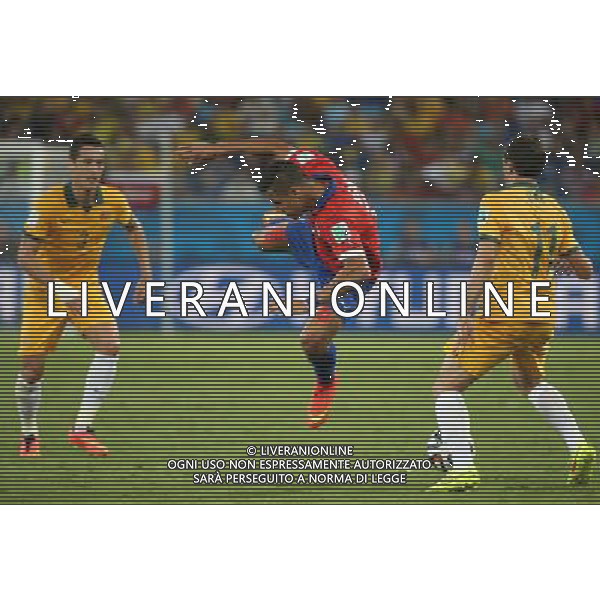 (140613) -- CUIABA, June 13, 2014 () -- Chile\'s Alexis Sanchez (C) vies for the ball during a Group B match between Chile and Australia of 2014 FIFA World Cup in the Arena Pantanal Stadium in Cuiaba, Brazil, June 13, 2014. (/Li Ming)(rh) ©photoshot/Agenzia Aldo Liverani sas - ITALY ONLY - EDITORIAL USE ONLY - Cile v Australia partita del Gruppo B Coppa del mondo FIFA World Cup nel Pantanal stadio Arena di Cuiaba, Brasile, 13 giugno 2014