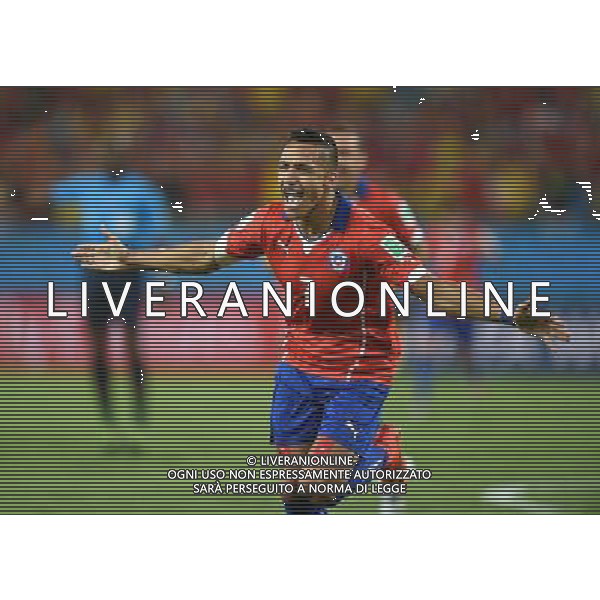 (140613) -- CUIABA, June 13, 2014 () -- Chile\'s Alexis Sanchez celebrates the goal during a Group B match between Chile and Australia of 2014 FIFA World Cup in the Arena Pantanal Stadium in Cuiaba, Brazil, June 13, 2014. (/Liu Dawei)(rh) ©photoshot/Agenzia Aldo Liverani sas - ITALY ONLY - EDITORIAL USE ONLY - Cile v Australia partita del Gruppo B Coppa del mondo FIFA World Cup nel Pantanal stadio Arena di Cuiaba, Brasile, 13 giugno 2014