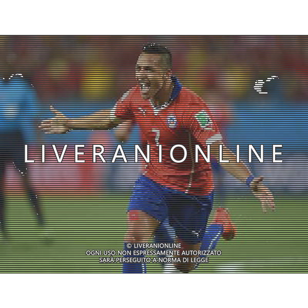 (140613) -- CUIABA, June 13, 2014 () -- Chile\'s Alexis Sanchez celebrates the goal during a Group B match between Chile and Australia of 2014 FIFA World Cup in the Arena Pantanal Stadium in Cuiaba, Brazil, June 13, 2014. (/Liu Dawei)(rh) ©photoshot/Agenzia Aldo Liverani sas - ITALY ONLY - EDITORIAL USE ONLY - Cile v Australia partita del Gruppo B Coppa del mondo FIFA World Cup nel Pantanal stadio Arena di Cuiaba, Brasile, 13 giugno 2014