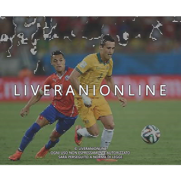 (140613) -- CUIABA, June 13, 2014 () -- Chile\'s Alexis Sanchez vies with Australia\'s Jason Davidson during a Group B match between Chile and Australia of 2014 FIFA World Cup in the Arena Pantanal Stadium in Cuiaba, Brazil, June 13, 2014. (/Liu Dawei)(rh) ©photoshot/Agenzia Aldo Liverani sas - ITALY ONLY - EDITORIAL USE ONLY - Cile v Australia partita del Gruppo B Coppa del mondo FIFA World Cup nel Pantanal stadio Arena di Cuiaba, Brasile, 13 giugno 2014