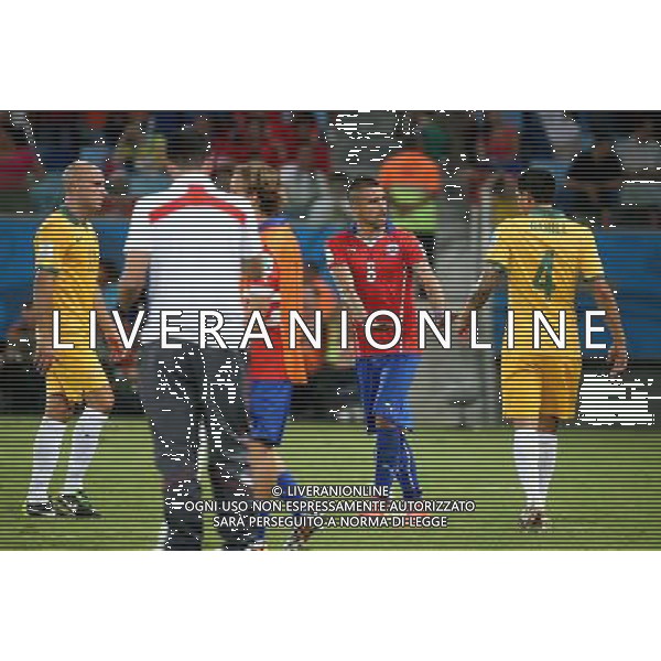 (140613) -- CUIABA, June 13, 2014 () -- Chile\'s Arturo Vidal (2nd R) gestures to Australia\'s Tim Cahill (1st R) during a Group B match between Chile and Australia of 2014 FIFA World Cup in the Arena Pantanal Stadium in Cuiaba, Brazil, June 13, 2014. (/Li Ming)(rh) ©photoshot/Agenzia Aldo Liverani sas - ITALY ONLY - EDITORIAL USE ONLY - Cile v Australia partita del Gruppo B Coppa del mondo FIFA World Cup nel Pantanal stadio Arena di Cuiaba, Brasile, 13 giugno 2014