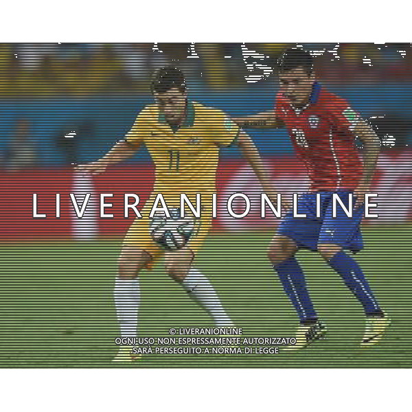 (140613) -- CUIABA, June 13, 2014 () -- Chile\'s Charles Aranguiz (R) competes with Australia\'s Tommy Oar during a Group B match between Chile and Australia of 2014 FIFA World Cup in the Arena Pantanal Stadium in Cuiaba, Brazil, June 13, 2014. (/Liu Dawei)(pcy) ©photoshot/Agenzia Aldo Liverani sas - ITALY ONLY - EDITORIAL USE ONLY - Cile v Australia partita del Gruppo B Coppa del mondo FIFA World Cup nel Pantanal stadio Arena di Cuiaba, Brasile, 13 giugno 2014