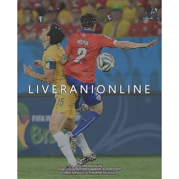 (140613) -- CUIABA, June 13, 2014 () -- Chile\'s Eugenio Mena vies with Australia\'s Mile Jedinak during a Group B match between Chile and Australia of 2014 FIFA World Cup in the Arena Pantanal Stadium in Cuiaba, Brazil, June 13, 2014. (/Liu Dawei)(rh) ©photoshot/Agenzia Aldo Liverani sas - ITALY ONLY - EDITORIAL USE ONLY - Cile v Australia partita del Gruppo B Coppa del mondo FIFA World Cup nel Pantanal stadio Arena di Cuiaba, Brasile, 13 giugno 2014