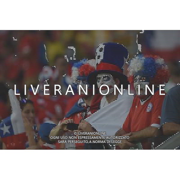 (140613) -- CUIABA, June 13, 2014 () -- Chile\'s fans wait for a Group B match between Chile and Australia of 2014 FIFA World Cup in the Arena Pantanal Stadium in Cuiaba, Brazil, June 13, 2014. (/Liu Dawei)(rh) ©photoshot/Agenzia Aldo Liverani sas - ITALY ONLY - EDITORIAL USE ONLY - Cile v Australia partita del Gruppo B Coppa del mondo FIFA World Cup nel Pantanal stadio Arena di Cuiaba, Brasile, 13 giugno 2014