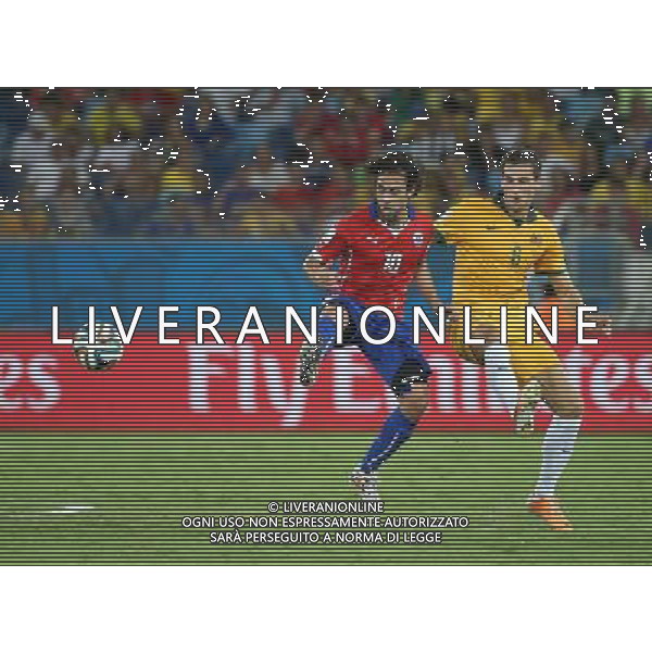 (140613) -- CUIABA, June 13, 2014 () -- Chile\'s Jorge Valdivia vies with Australia\'s Matthew Spiranovic during a Group B match between Chile and Australia of 2014 FIFA World Cup in the Arena Pantanal Stadium in Cuiaba, Brazil, June 13, 2014. (/Li Ming)(rh) ©photoshot/Agenzia Aldo Liverani sas - ITALY ONLY - EDITORIAL USE ONLY - Cile v Australia partita del Gruppo B Coppa del mondo FIFA World Cup nel Pantanal stadio Arena di Cuiaba, Brasile, 13 giugno 2014