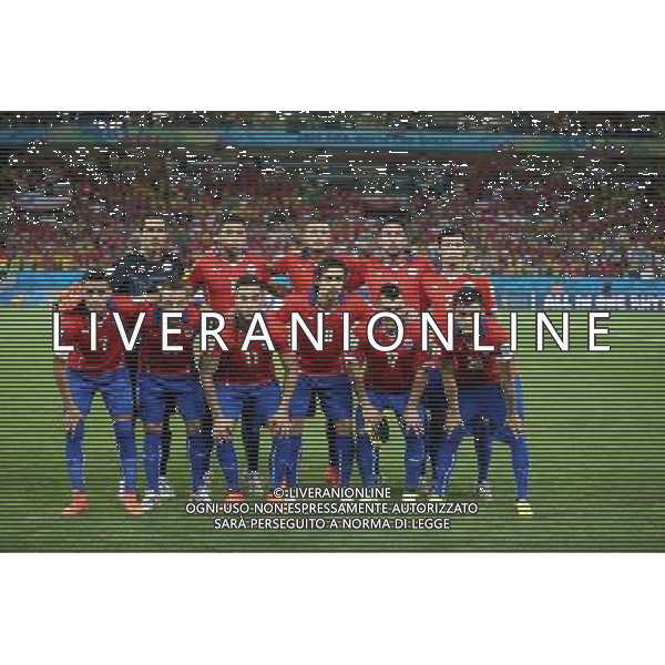 (140613) -- CUIABA, June 13, 2014 () -- Chile\'s national team members pose for a group photo during a Group B match between Chile and Australia of 2014 FIFA World Cup in the Arena Pantanal Stadium in Cuiaba, Brazil, June 13, 2014. (/Li Ming)(rh) ©photoshot/Agenzia Aldo Liverani sas - ITALY ONLY - EDITORIAL USE ONLY - Cile v Australia partita del Gruppo B Coppa del mondo FIFA World Cup nel Pantanal stadio Arena di Cuiaba, Brasile, 13 giugno 2014