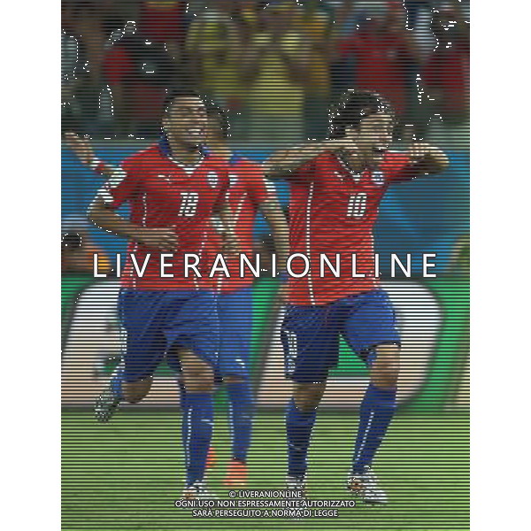 (140613) -- CUIABA, June 13, 2014 () -- Chile\'s players celebrate the second goal during a Group B match between Chile and Australia of 2014 FIFA World Cup in the Arena Pantanal Stadium in Cuiaba, Brazil, June 13, 2014. (/Li Ming)(rh) ©photoshot/Agenzia Aldo Liverani sas - ITALY ONLY - EDITORIAL USE ONLY - Cile v Australia partita del Gruppo B Coppa del mondo FIFA World Cup nel Pantanal stadio Arena di Cuiaba, Brasile, 13 giugno 2014