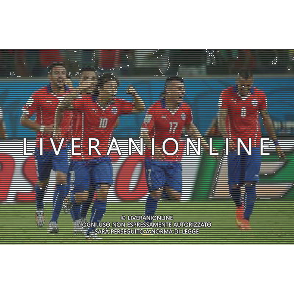 (140613) -- CUIABA, June 13, 2014 () -- Chile\'s players celebrate the second goal during a Group B match between Chile and Australia of 2014 FIFA World Cup in the Arena Pantanal Stadium in Cuiaba, Brazil, June 13, 2014. (/Li Ming)(rh) ©photoshot/Agenzia Aldo Liverani sas - ITALY ONLY - EDITORIAL USE ONLY - Cile v Australia partita del Gruppo B Coppa del mondo FIFA World Cup nel Pantanal stadio Arena di Cuiaba, Brasile, 13 giugno 2014