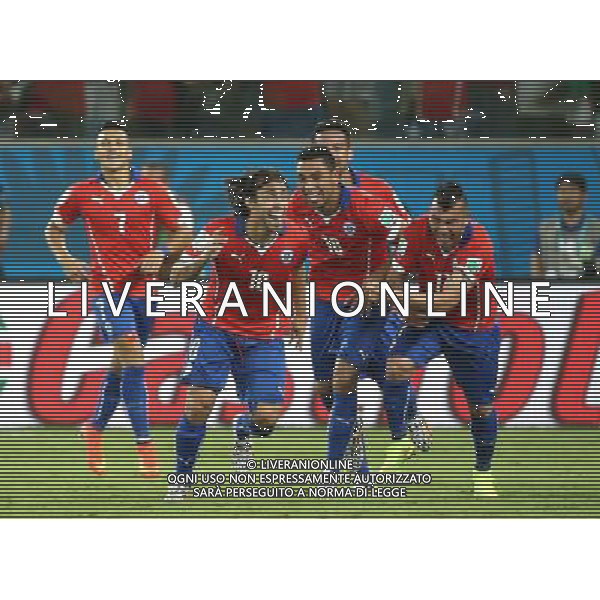 (140613) -- CUIABA, June 13, 2014 () -- Chile\'s players celebrate the second goal during a Group B match between Chile and Australia of 2014 FIFA World Cup in the Arena Pantanal Stadium in Cuiaba, Brazil, June 13, 2014. (/Li Ming)(rh) ©photoshot/Agenzia Aldo Liverani sas - ITALY ONLY - EDITORIAL USE ONLY - Cile v Australia partita del Gruppo B Coppa del mondo FIFA World Cup nel Pantanal stadio Arena di Cuiaba, Brasile, 13 giugno 2014