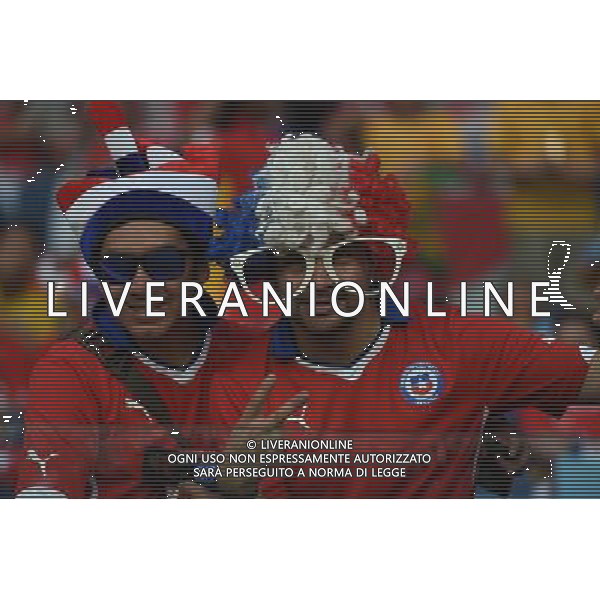 (140613) -- CUIABA, June 13, 2014 () -- Fans of Chile pose for photos ahead of a Group B match between Chile and Australia of 2014 FIFA World Cup in the Arena Pantanal Stadium in Cuiaba, Brazil, June 13, 2014. (/Liu Dawei)(rh) ©photoshot/Agenzia Aldo Liverani sas - ITALY ONLY - EDITORIAL USE ONLY - Cile v Australia partita del Gruppo B Coppa del mondo FIFA World Cup nel Pantanal stadio Arena di Cuiaba, Brasile, 13 giugno 2014