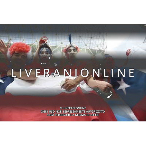 (140613) -- CUIABA, June 13, 2014 () -- Fans pose for photos ahead of a Group B match between Chile and Australia of 2014 FIFA World Cup in the Arena Pantanal Stadium in Cuiaba, Brazil, June 13, 2014. (/Liu Dawei)(rh) ©photoshot/Agenzia Aldo Liverani sas - ITALY ONLY - EDITORIAL USE ONLY - Cile v Australia partita del Gruppo B Coppa del mondo FIFA World Cup nel Pantanal stadio Arena di Cuiaba, Brasile, 13 giugno 2014