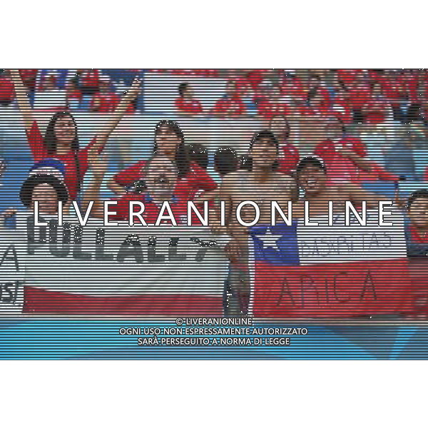 (140613) -- CUIABA, June 13, 2014 () -- Fans pose for photos ahead of a Group B match between Chile and Australia of 2014 FIFA World Cup in the Arena Pantanal Stadium in Cuiaba, Brazil, June 13, 2014. (/Li Ming)(rh) ©photoshot/Agenzia Aldo Liverani sas - ITALY ONLY - EDITORIAL USE ONLY - Cile v Australia partita del Gruppo B Coppa del mondo FIFA World Cup nel Pantanal stadio Arena di Cuiaba, Brasile, 13 giugno 2014