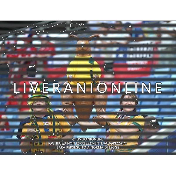 (140613) -- CUIABA, June 13, 2014 () -- Fans pose for photos ahead of a Group B match between Chile and Australia of 2014 FIFA World Cup in the Arena Pantanal Stadium in Cuiaba, Brazil, June 13, 2014. (/Li Ming)(rh) ©photoshot/Agenzia Aldo Liverani sas - ITALY ONLY - EDITORIAL USE ONLY - Cile v Australia partita del Gruppo B Coppa del mondo FIFA World Cup nel Pantanal stadio Arena di Cuiaba, Brasile, 13 giugno 2014