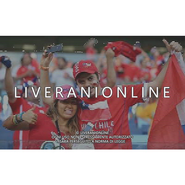 (140613) -- CUIABA, June 13, 2014 () -- Fans pose for photos ahead of a Group B match between Chile and Australia of 2014 FIFA World Cup in the Arena Pantanal Stadium in Cuiaba, Brazil, June 13, 2014. (/Li Ming)(rh) ©photoshot/Agenzia Aldo Liverani sas - ITALY ONLY - EDITORIAL USE ONLY - Cile v Australia partita del Gruppo B Coppa del mondo FIFA World Cup nel Pantanal stadio Arena di Cuiaba, Brasile, 13 giugno 2014