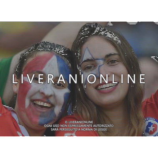 (140613) -- CUIABA, June 13, 2014 () -- Fans pose for photos ahead of a Group B match between Chile and Australia of 2014 FIFA World Cup in the Arena Pantanal Stadium in Cuiaba, Brazil, June 13, 2014. (/Liu Dawei)(rh) ©photoshot/Agenzia Aldo Liverani sas - ITALY ONLY - EDITORIAL USE ONLY - Cile v Australia partita del Gruppo B Coppa del mondo FIFA World Cup nel Pantanal stadio Arena di Cuiaba, Brasile, 13 giugno 2014