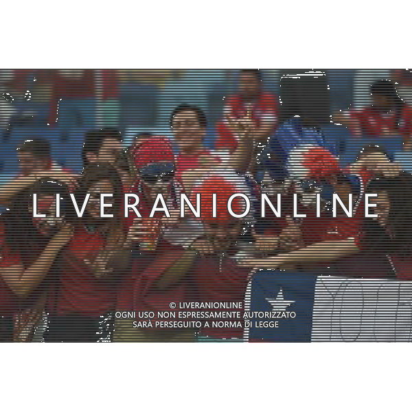 (140613) -- CUIABA, June 13, 2014 () -- Fans pose for photos ahead of a Group B match between Chile and Australia of 2014 FIFA World Cup in the Arena Pantanal Stadium in Cuiaba, Brazil, June 13, 2014. (/Liu Dawei)(rh) ©photoshot/Agenzia Aldo Liverani sas - ITALY ONLY - EDITORIAL USE ONLY - Cile v Australia partita del Gruppo B Coppa del mondo FIFA World Cup nel Pantanal stadio Arena di Cuiaba, Brasile, 13 giugno 2014