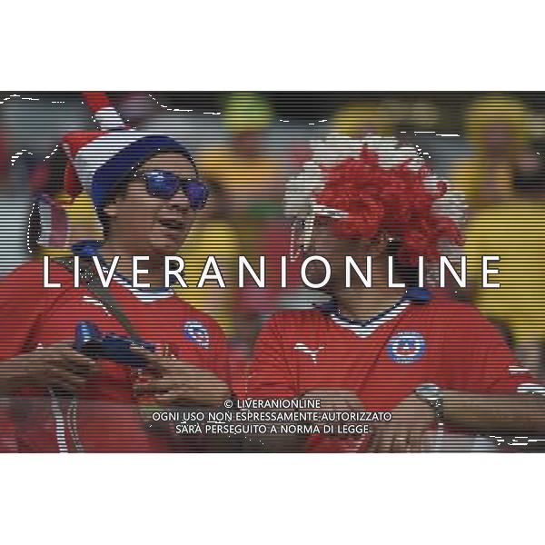 (140613) -- CUIABA, June 13, 2014 () -- Fans talk with each other ahead of a Group B match between Chile and Australia of 2014 FIFA World Cup in the Arena Pantanal Stadium in Cuiaba, Brazil, June 13, 2014. (/Liu Dawei)(rh) ©photoshot/Agenzia Aldo Liverani sas - ITALY ONLY - EDITORIAL USE ONLY - Cile v Australia partita del Gruppo B Coppa del mondo FIFA World Cup nel Pantanal stadio Arena di Cuiaba, Brasile, 13 giugno 2014