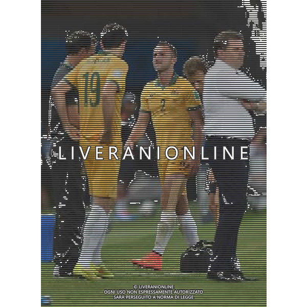 (140613) -- CUIABA, June 13, 2014 () -- Injured Australia\'s Ivan Franjic (C) leaves the field during a Group B match between Chile and Australia of 2014 FIFA World Cup in the Arena Pantanal Stadium in Cuiaba, Brazil, June 13, 2014. (/Liu Dawei)(pcy) ©photoshot/Agenzia Aldo Liverani sas - ITALY ONLY - EDITORIAL USE ONLY - Cile v Australia partita del Gruppo B Coppa del mondo FIFA World Cup nel Pantanal stadio Arena di Cuiaba, Brasile, 13 giugno 2014