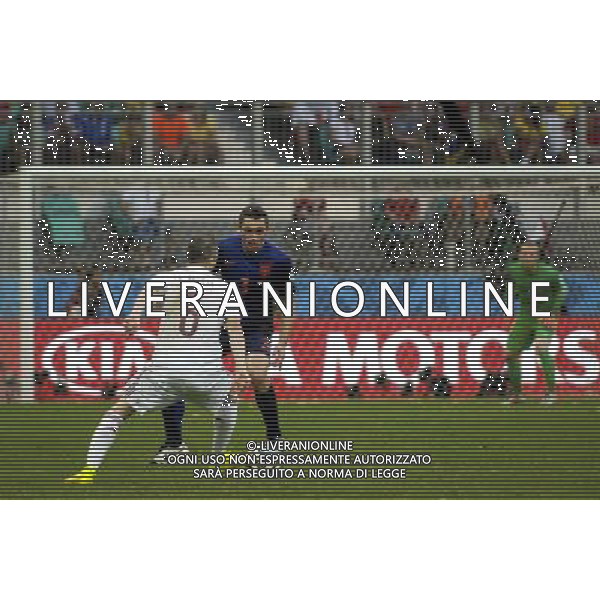 Andres Iniesta, from Spain, faces De Vrij, from Netherlands, both watched by Netherlands\' goalkeeper Jasper Cillessenc at the 2014 World Cup match between Spain and Netherlands, in Salvador, Brasil, this friday 13th (Photo by Gustavo Basso/NurPhoto) ©photoshot/Agenzia Aldo Liverani sas - ITALY ONLY - EDITORIAL USE ONLY - Spagna Vs Olanda partita del Gruppo B Coppa del Mondo FIFA 2014 in Salvador, in Brasile, 13 giugno 2014