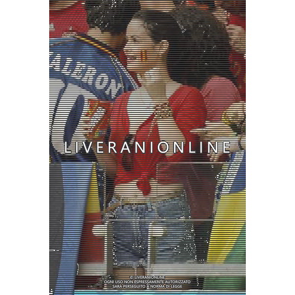 Crowd celebrates before the beginning of the 2014 World Cup match Spain x Netherlands, this friday 13th, in Salvador, Brasil (Photo by Gustavo Basso/NurPhoto) ©photoshot/Agenzia Aldo Liverani sas - ITALY ONLY - EDITORIAL USE ONLY - Spagna Vs Olanda partita del Gruppo B Coppa del Mondo FIFA 2014 in Salvador, in Brasile, 13 giugno 2014