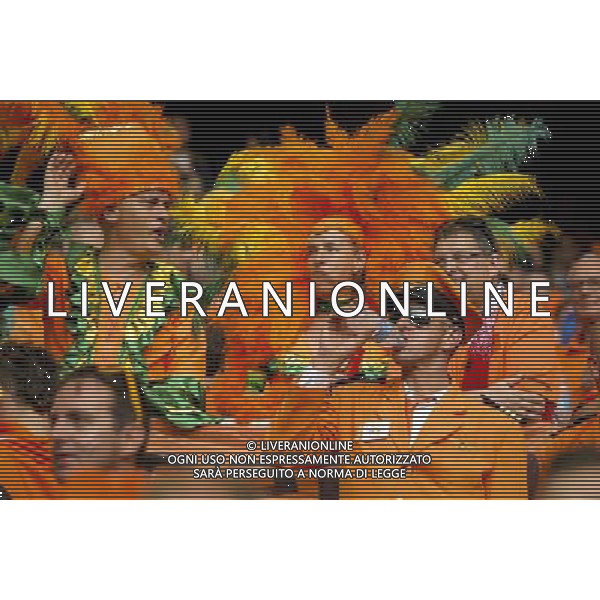 Crowd celebrates before the beginning of the 2014 World Cup match Spain x Netherlands, this friday 13th, in Salvador, Brasil (Photo by Gustavo Basso/NurPhoto) ©photoshot/Agenzia Aldo Liverani sas - ITALY ONLY - EDITORIAL USE ONLY - Spagna Vs Olanda partita del Gruppo B Coppa del Mondo FIFA 2014 in Salvador, in Brasile, 13 giugno 2014