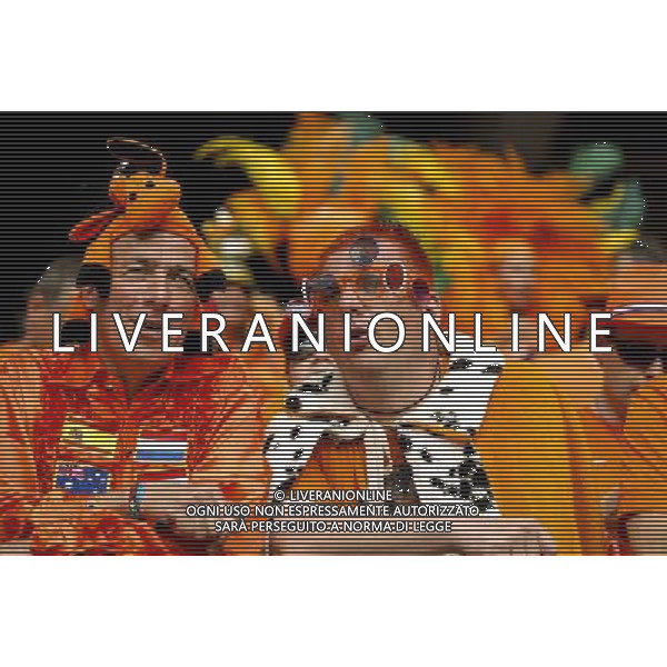 Crowd celebrates before the beginning of the 2014 World Cup match Spain x Netherlands, this friday 13th, in Salvador, Brasil (Photo by Gustavo Basso/NurPhoto) ©photoshot/Agenzia Aldo Liverani sas - ITALY ONLY - EDITORIAL USE ONLY - Spagna Vs Olanda partita del Gruppo B Coppa del Mondo FIFA 2014 in Salvador, in Brasile, 13 giugno 2014