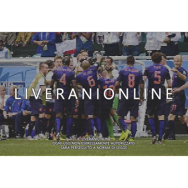 Ntherlands celebrates #10 Sneijder\'s goal against Spain, making 1-1 at the #3 2014 World Cup match between Spain and Netherlands, in Salvador, Brasil, this friday 13th (Photo by Gustavo Basso/NurPhoto) ©photoshot/Agenzia Aldo Liverani sas - ITALY ONLY - EDITORIAL USE ONLY - Spagna Vs Olanda partita del Gruppo B Coppa del Mondo FIFA 2014 in Salvador, in Brasile, 13 giugno 2014