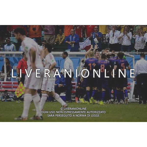 Ntherlands celebrates #10 Sneijder\'s goal against Spain, making 1-1 at the #3 2014 World Cup match between Spain and Netherlands, in Salvador, Brasil, this friday 13th (Photo by Gustavo Basso/NurPhoto) ©photoshot/Agenzia Aldo Liverani sas - ITALY ONLY - EDITORIAL USE ONLY - Spagna Vs Olanda partita del Gruppo B Coppa del Mondo FIFA 2014 in Salvador, in Brasile, 13 giugno 2014