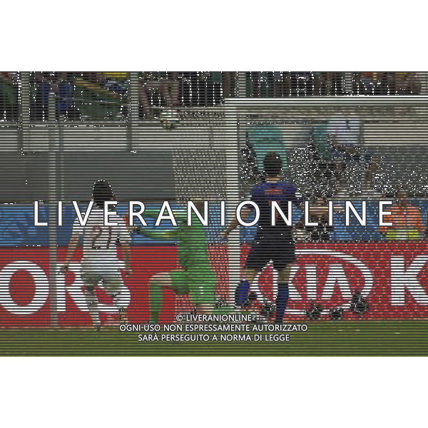 Spain\'s David Silva, #21, tries without sucess to score against Netherlands\' goalkeeper, Jasper Cillessen, #1, while chased by #7 Daryl Janmat, at the 2014 World Cup match between Spain and Netherlands, in Salvador, Brasil, this friday 13th (Photo by Gustavo Basso/NurPhoto) ©photoshot/Agenzia Aldo Liverani sas - ITALY ONLY - EDITORIAL USE ONLY - Spagna Vs Olanda partita del Gruppo B Coppa del Mondo FIFA 2014 in Salvador, in Brasile, 13 giugno 2014