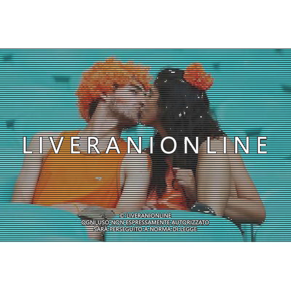 (140613) -- SALVADOR, June 13, 2014 () -- A couple and fans of Netherlands have a kiss upon their arrival at the Arena Fonte Nova Stadium before a Group B match between Spain and Netherlands of 2014 FIFA World Cup in Salvador, Brazil, June 13, 2014. (/Cao Can) ©photoshot/Agenzia Aldo Liverani sas - ITALY ONLY - EDITORIAL USE ONLY - Spagna Vs Olanda partita del Gruppo B Coppa del Mondo FIFA 2014 in Salvador, in Brasile, 13 giugno 2014