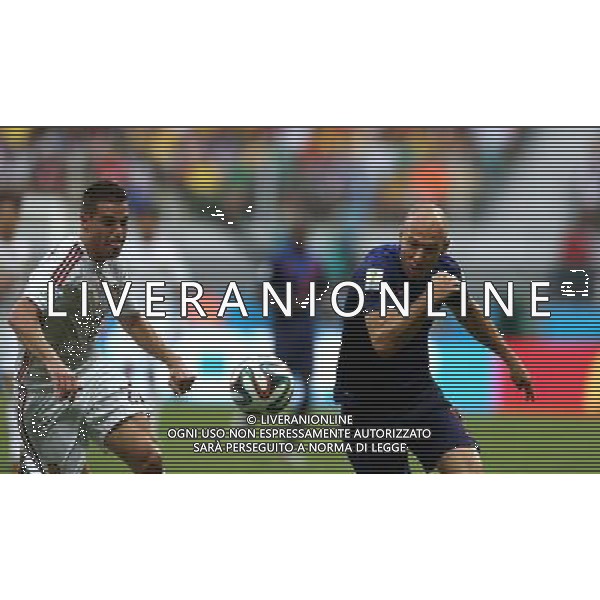 (140613) -- SALVADOR, June 13, 2014 () -- Netherlands\' Arjen Robben (R) competes with Spain\'s Cesar Azpilicueta at the Arena Fonte Nova Stadium during a Group B match between Spain and Netherlands of 2014 FIFA World Cup in Salvador, Brazil, June 13, 2014. (/Cao Can) ©photoshot/Agenzia Aldo Liverani sas - ITALY ONLY - EDITORIAL USE ONLY - Spagna Vs Olanda partita del Gruppo B Coppa del Mondo FIFA 2014 in Salvador, in Brasile, 13 giugno 2014
