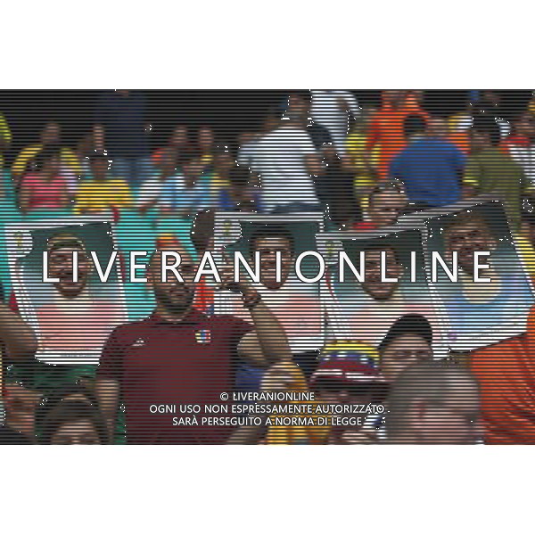 (140613) -- SALVADOR, June 13, 2014 () -- Netherlands\' fans pose at the Arena Fonte Nova Stadium before a Group B match between Spain and Netherlands of 2014 FIFA World Cup in Salvador, Brazil, June 13, 2014. (/Cao Can) ©photoshot/Agenzia Aldo Liverani sas - ITALY ONLY - EDITORIAL USE ONLY - Spagna Vs Olanda partita del Gruppo B Coppa del Mondo FIFA 2014 in Salvador, in Brasile, 13 giugno 2014