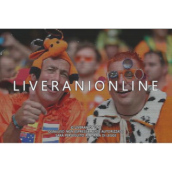 (140613) -- SALVADOR, June 13, 2014 () -- Netherlands\' fans pose at the Arena Fonte Nova Stadium before a Group B match between Spain and Netherlands of 2014 FIFA World Cup in Salvador, Brazil, June 13, 2014. (/Cao Can) ©photoshot/Agenzia Aldo Liverani sas - ITALY ONLY - EDITORIAL USE ONLY - Spagna Vs Olanda partita del Gruppo B Coppa del Mondo FIFA 2014 in Salvador, in Brasile, 13 giugno 2014