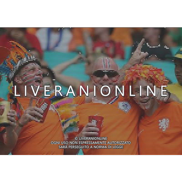(140613) -- SALVADOR, June 13, 2014 () -- Netherlands\' fans cheer at the Arena Fonte Nova Stadium before a Group B match between Spain and Netherlands of 2014 FIFA World Cup in Salvador, Brazil, June 13, 2014. (/Cao Can) ©photoshot/Agenzia Aldo Liverani sas - ITALY ONLY - EDITORIAL USE ONLY - Spagna Vs Olanda partita del Gruppo B Coppa del Mondo FIFA 2014 in Salvador, in Brasile, 13 giugno 2014