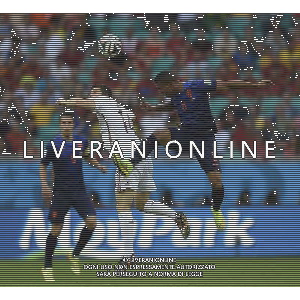 (140613) -- SALVADOR, June 13, 2014 () -- Netherlands\' Jonathan De Guzman (R) competes with Spain\'s Xabi Alonso for heading the ball at the Arena Fonte Nova Stadium during a Group B match between Spain and Netherlands of 2014 FIFA World Cup in Salvador, Brazil, June 13, 2014. (/Cao Can) ©photoshot/Agenzia Aldo Liverani sas - ITALY ONLY - EDITORIAL USE ONLY - Spagna Vs Olanda partita del Gruppo B Coppa del Mondo FIFA 2014 in Salvador, in Brasile, 13 giugno 2014