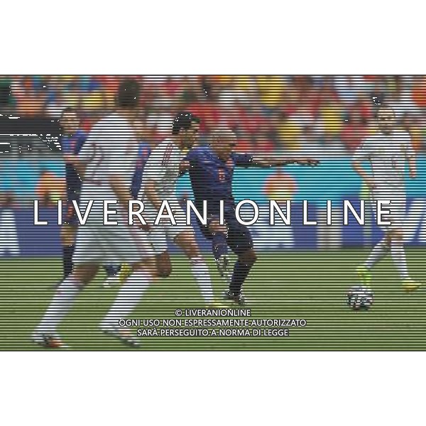 (140613) -- SALVADOR, June 13, 2014 () -- Netherlands\' Nigel de Jong (2nd R) fouls as competing with Spain\'s Sergio Busquets at the Arena Fonte Nova Stadium during a Group B match between Spain and Netherlands of 2014 FIFA World Cup in Salvador, Brazil, June 13, 2014. (/Cao Can) ©photoshot/Agenzia Aldo Liverani sas - ITALY ONLY - EDITORIAL USE ONLY - Spagna Vs Olanda partita del Gruppo B Coppa del Mondo FIFA 2014 in Salvador, in Brasile, 13 giugno 2014