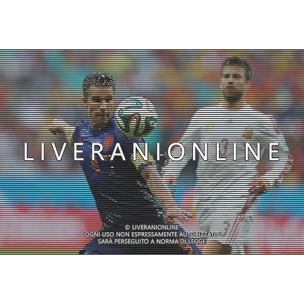 (140613) -- SALVADOR, June 13, 2014 () -- Netherlands\' Robin van Persie (L) controls the ball at the Arena Fonte Nova Stadium during a Group B match between Spain and Netherlands of 2014 FIFA World Cup in Salvador, Brazil, June 13, 2014. (/Cao Can) ©photoshot/Agenzia Aldo Liverani sas - ITALY ONLY - EDITORIAL USE ONLY - Spagna Vs Olanda partita del Gruppo B Coppa del Mondo FIFA 2014 in Salvador, in Brasile, 13 giugno 2014