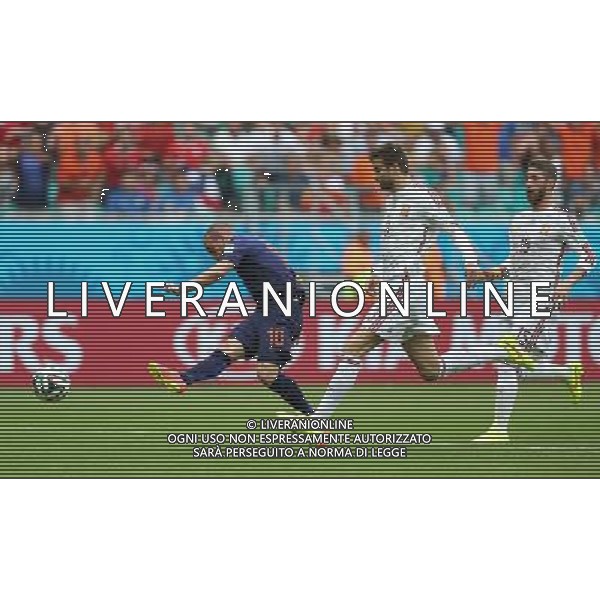 (140613) -- SALVADOR, June 13, 2014 () -- Netherlands\' Wesley Sneijder (L) shoots the ball at the Arena Fonte Nova Stadium during a Group B match between Spain and Netherlands of 2014 FIFA World Cup in Salvador, Brazil, June 13, 2014. (/Cao Can) ©photoshot/Agenzia Aldo Liverani sas - ITALY ONLY - EDITORIAL USE ONLY - Spagna Vs Olanda partita del Gruppo B Coppa del Mondo FIFA 2014 in Salvador, in Brasile, 13 giugno 2014