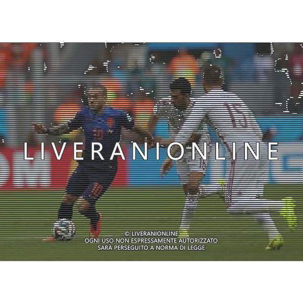 (140613) -- SALVADOR, June 13, 2014 () -- Netherlands\' Wesley Sneijder (L) controls the ball during a Group B match between Spain and Netherlands of 2014 FIFA World Cup in Salvador, Brazil, June 13, 2014. (/Cao Can) ©photoshot/Agenzia Aldo Liverani sas - ITALY ONLY - EDITORIAL USE ONLY - Spagna Vs Olanda partita del Gruppo B Coppa del Mondo FIFA 2014 in Salvador, in Brasile, 13 giugno 2014