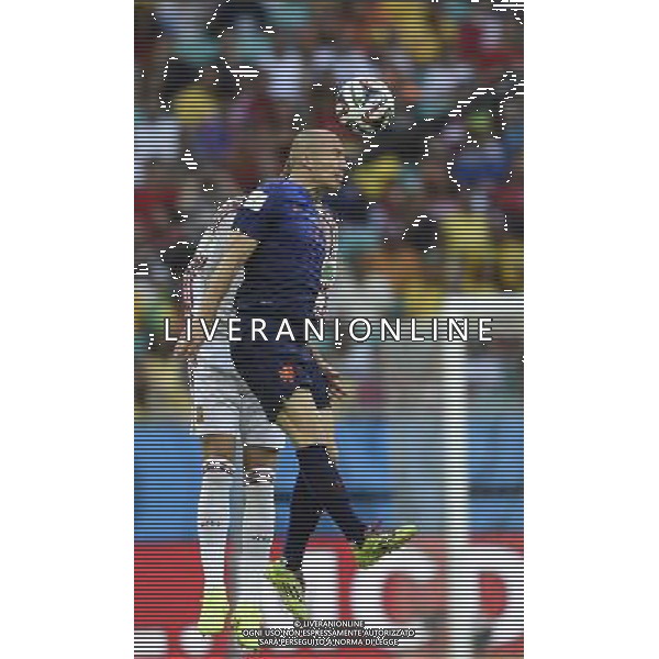 (140613) -- SALVADOR, June 13, 2014 () -- Netherlands\'s Arjen Robben competes a headball during a Group B match between Spain and Netherlands of 2014 FIFA World Cup in the Arena Fonte Nova Stadium in Salvador, Brazil, June 13, 2014. (/Yang Lei)(rh) ©photoshot/Agenzia Aldo Liverani sas - ITALY ONLY - EDITORIAL USE ONLY - Spagna Vs Olanda partita del Gruppo B Coppa del Mondo FIFA 2014 in Salvador, in Brasile, 13 giugno 2014