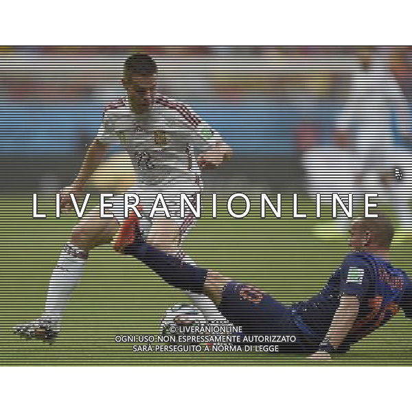 (140613) -- SALVADOR, June 13, 2014 () -- Spain\'s Cesar Azpilicueta vies with Netherlands\'s Wesley Sneijder during a Group B match between Spain and Netherlands of 2014 FIFA World Cup in the Arena Fonte Nova Stadium in Salvador, Brazil, June 13, 2014. (/Yang Lei)(rh) ©photoshot/Agenzia Aldo Liverani sas - ITALY ONLY - EDITORIAL USE ONLY - Spagna Vs Olanda partita del Gruppo B Coppa del Mondo FIFA 2014 in Salvador, in Brasile, 13 giugno 2014