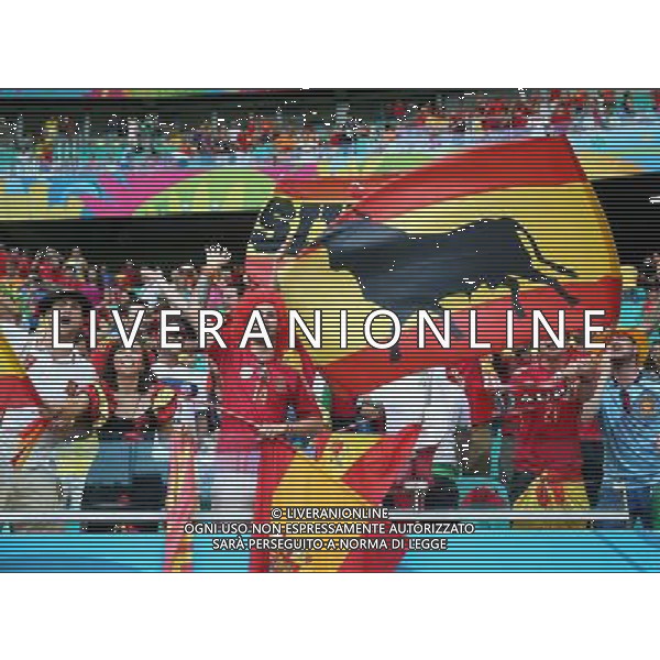 (140613) -- SALVADOR, June 13, 2014 () -- Spain\'s fans wave flags and cheer at the Arena Fonte Nova Stadium before a Group B match between Spain and Netherlands of 2014 FIFA World Cup in Salvador, Brazil, June 13, 2014. (/Cao Can) ©photoshot/Agenzia Aldo Liverani sas - ITALY ONLY - EDITORIAL USE ONLY - Spagna Vs Olanda partita del Gruppo B Coppa del Mondo FIFA 2014 in Salvador, in Brasile, 13 giugno 2014