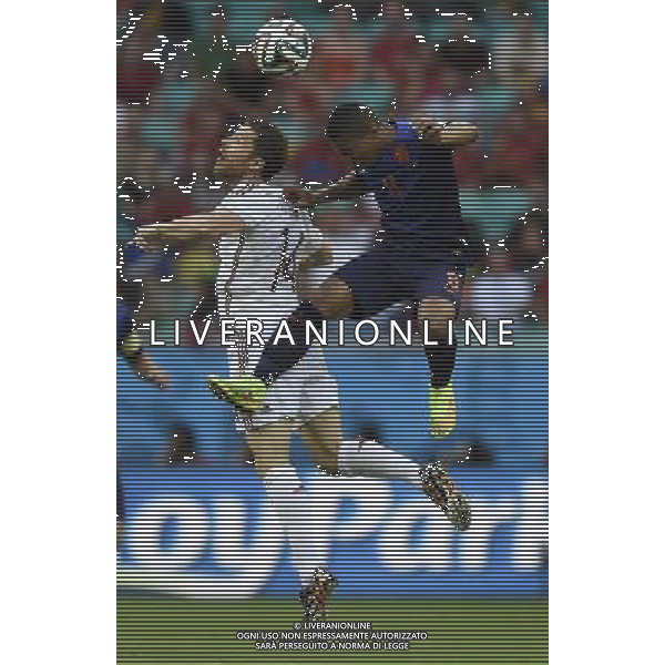 (140613) -- SALVADOR, June 13, 2014 () -- Spain\'s Xabi Alonso competes a headball with Netherlands\'s Jonathan De Guzman during a Group B match between Spain and Netherlands of 2014 FIFA World Cup in the Arena Fonte Nova Stadium in Salvador, Brazil, June 13, 2014. (/Yang Lei)(rh) ©photoshot/Agenzia Aldo Liverani sas - ITALY ONLY - EDITORIAL USE ONLY - Spagna Vs Olanda partita del Gruppo B Coppa del Mondo FIFA 2014 in Salvador, in Brasile, 13 giugno 2014