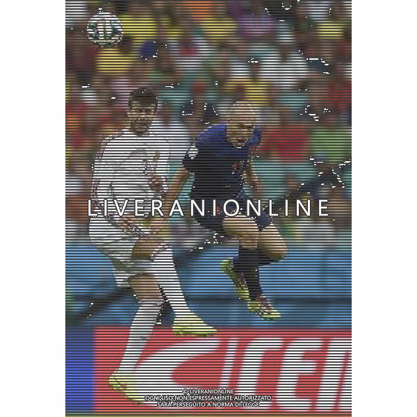 (140613) -- SALVADOR, June 13, 2014 () -- Spain\'s Gerard Pique competes a headball with Netherlands\'s Arjen Robben during a Group B match between Spain and Netherlands of 2014 FIFA World Cup in the Arena Fonte Nova Stadium in Salvador, Brazil, June 13, 2014. (/Yang Lei)(rh) ©photoshot/Agenzia Aldo Liverani sas - ITALY ONLY - EDITORIAL USE ONLY - Spagna Vs Olanda partita del Gruppo B Coppa del Mondo FIFA 2014 in Salvador, in Brasile, 13 giugno 2014
