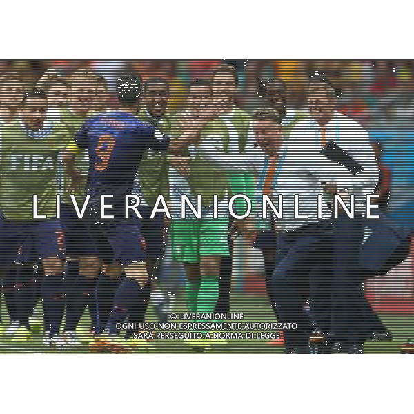 (140613) -- SALVADOR, June 13, 2014 () -- Netherlands\' Robin van Persie (front L) celebrates for his goal with coach Louis Van Gaal (front R) at the Arena Fonte Nova Stadium during a Group B match between Spain and Netherlands of 2014 FIFA World Cup in Salvador, Brazil, June 13, 2014. (/Cao Can) ©photoshot/Agenzia Aldo Liverani sas - ITALY ONLY - EDITORIAL USE ONLY - Spagna Vs Olanda partita del Gruppo B Coppa del Mondo FIFA 2014 in Salvador, in Brasile, 13 giugno 2014