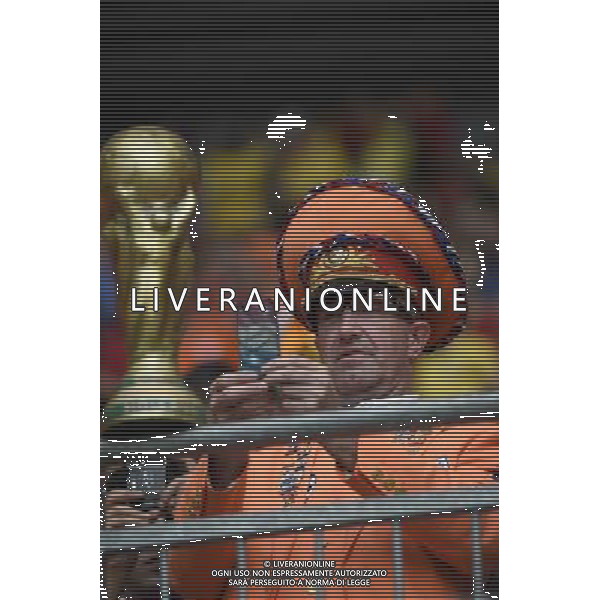 (140613) -- SALVADOR, June 13, 2014 () -- A Netherlands\' fan takes a photo of a replica of the FIFA World Cup Trophy at the Arena Fonte Nova Stadium before a Group B match between Spain and Netherlands of 2014 FIFA World Cup in Salvador, Brazil, June 13, 2014. (/Yang Lei)(pcy) ©photoshot/Agenzia Aldo Liverani sas - ITALY ONLY - EDITORIAL USE ONLY - Spagna Vs Olanda partita del Gruppo B Coppa del Mondo FIFA 2014 in Salvador, in Brasile, 13 giugno 2014