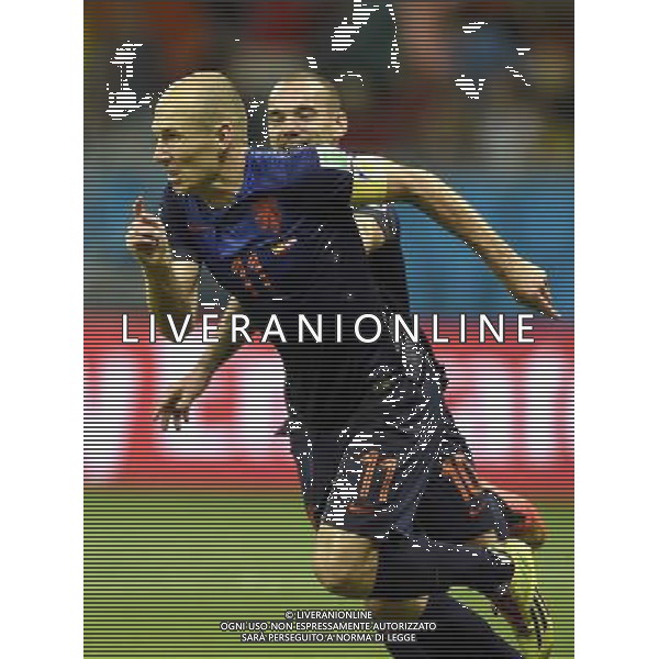 (140613) -- SALVADOR, June 13, 2014 () -- Netherlands\' Arjen Robben (front) celebrates for his second goal, Netherlands\' fifth goal, with his teammate Wesley Sneijder (back) at the Arena Fonte Nova Stadium during a Group B match between Spain and Netherlands of 2014 FIFA World Cup in Salvador, Brazil, June 13, 2014. Netherlands won 5-1 over Spain on Friday. (/Yang Lei) ©photoshot/Agenzia Aldo Liverani sas - ITALY ONLY - EDITORIAL USE ONLY - Spagna Vs Olanda partita del Gruppo B Coppa del Mondo FIFA 2014 in Salvador, in Brasile, 13 giugno 2014