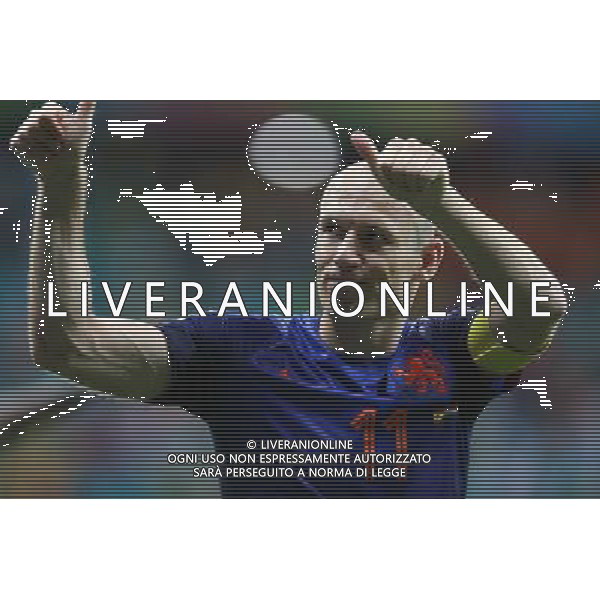 (140613) -- SALVADOR, June 13, 2014 () -- Netherlands\' Arjen Robben gestures to the audience at the Arena Fonte Nova Stadium after a Group B match between Spain and Netherlands of 2014 FIFA World Cup in Salvador, Brazil, June 13, 2014. Netherlands won 5-1 over Spain on Friday. (/Cao Can) ©photoshot/Agenzia Aldo Liverani sas - ITALY ONLY - EDITORIAL USE ONLY - Spagna Vs Olanda partita del Gruppo B Coppa del Mondo FIFA 2014 in Salvador, in Brasile, 13 giugno 2014